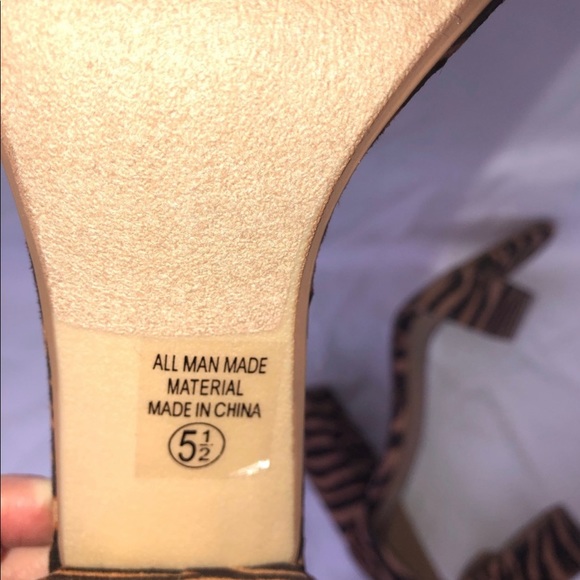 ⬇️💲”D” Tiger Print Block Heels  NWOT - Picture 9 of 10